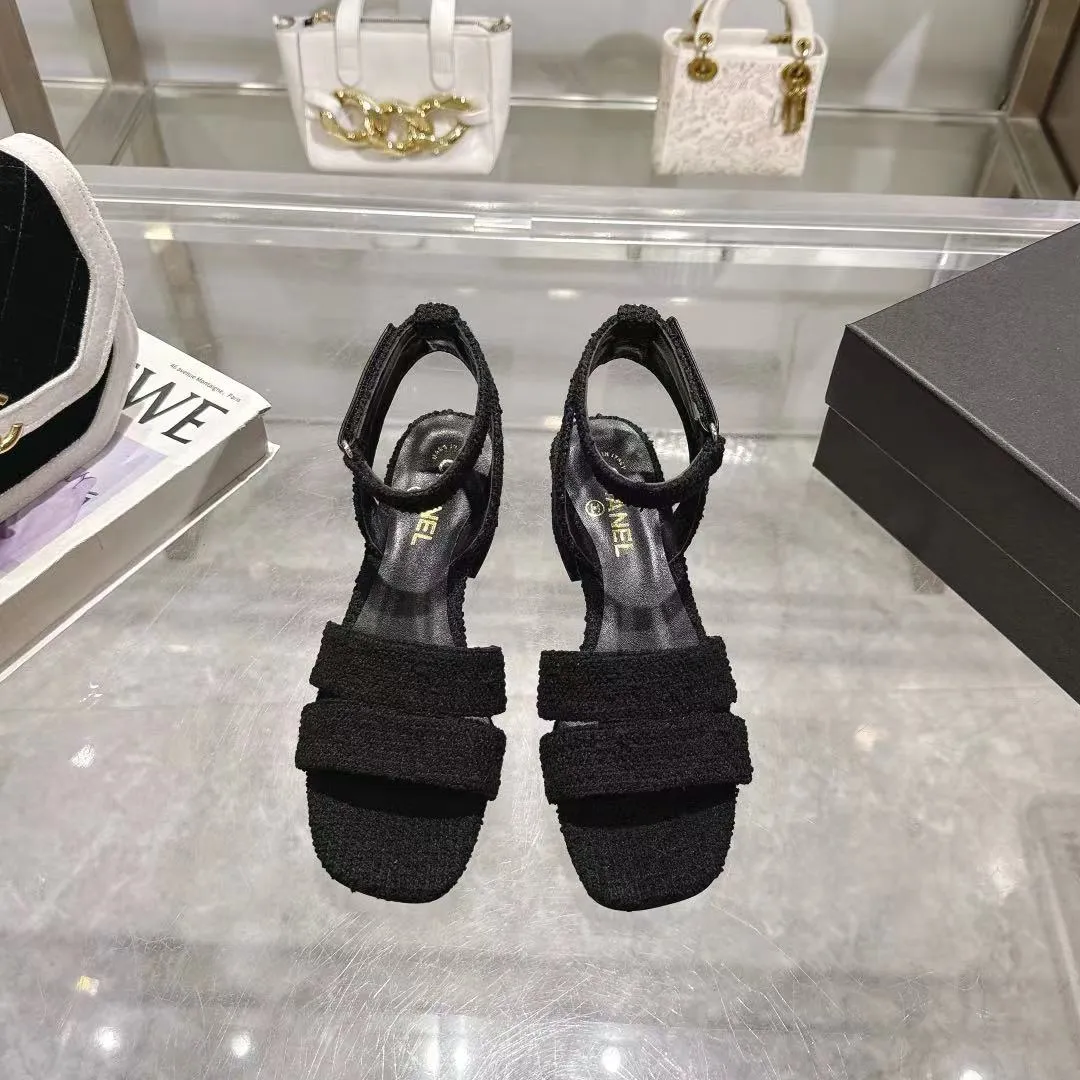 👟👟Ex-factory price 540👟👟 𝐂𝐇𝐀𝐍𝐄𝐋★Xiaoxiang New Spring and Summer Products Counter new sandals, electric embroidery Lingge’s classic elements that will never fade away 💋Showing unique dressing style, too beautiful to say anything, a must-have in summer... Upper: imported sheepskin/knitted fabric Lining: mixed sheepskin Heel height: 5cm Outsole: Italian leather outsole Shoe size: 35-39 (customized items of 40, 41 and 42 are not returnable or exchangeable)
